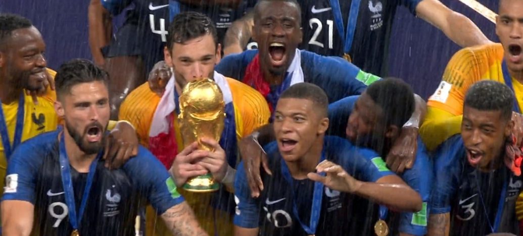 Hugo Lloris, capitano francese, alza la Coppa del Mondo 2018