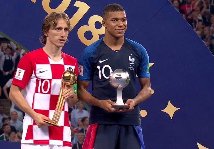 Tutti i premi del Mondiale 2018 in Russia Modric e Mbappé con in mano, rispettivamente, Pallone d'oro e miglior giovane